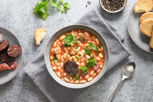 シチューのレシピ：スペインの煮込み料理 – コシードとファバーダ