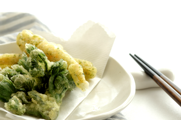 山菜の天ぷらをスペイン産オリーブオイルで