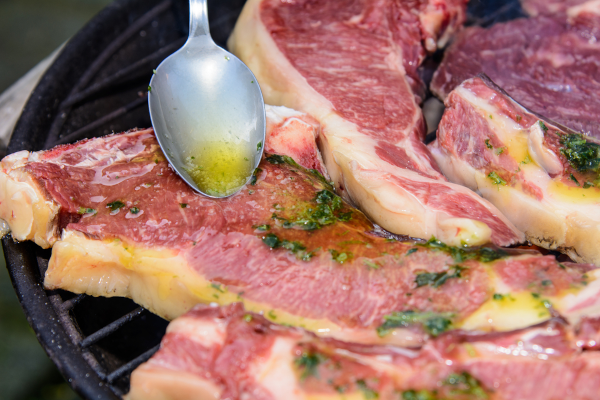 お肉類もスペイン産オリーブオイルで漬け込んでおくのが鉄則！