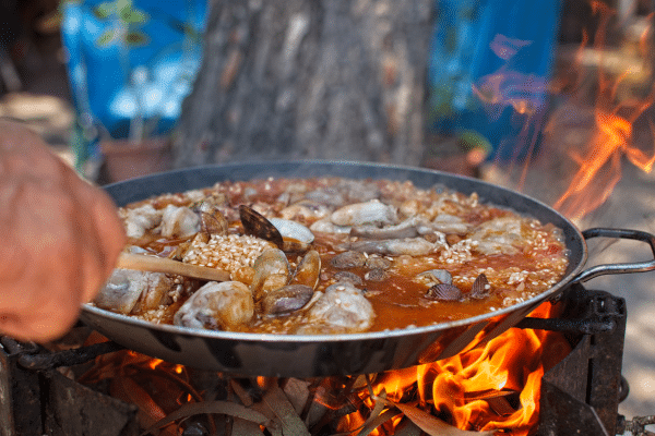 休日にみんなで スペイン流キャンプ飯